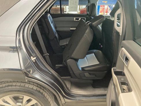 Used 2022 Ford Explorer XLT w/ Equipment Group 202A image 9