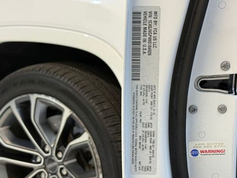 Used 2022 Jeep Grand Wagoneer Series III w/ Rear Seat Video Group 1 image 20