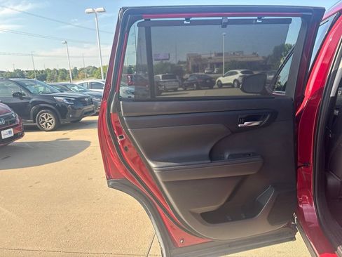 Used 2020 Toyota Highlander XLE AWD/4WD image 31