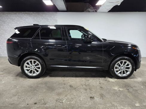 Used 2025 Land Rover Range Rover Sport SE image 3