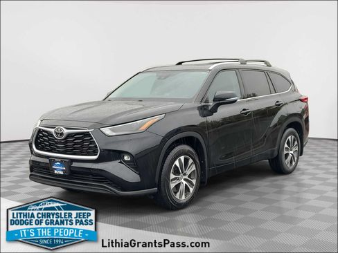 Used 2022 Toyota Highlander XLE FWD image 1