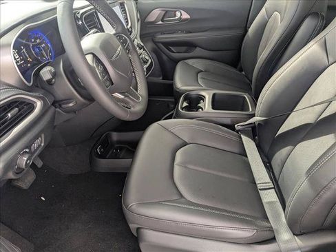 New 2026 Chrysler Pacifica Select AWD/4WD image 4