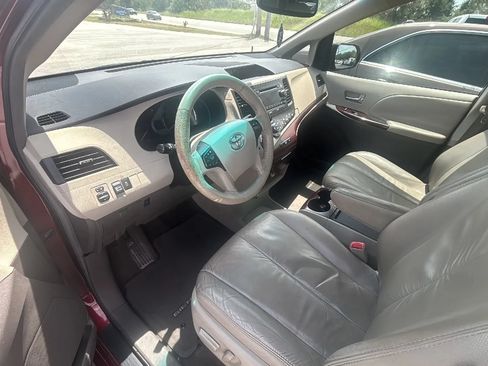 Used 2011 Toyota Sienna XLE FWD image 2