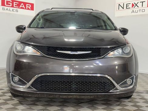 Used 2018 Chrysler Pacifica Touring-L FWD image 4