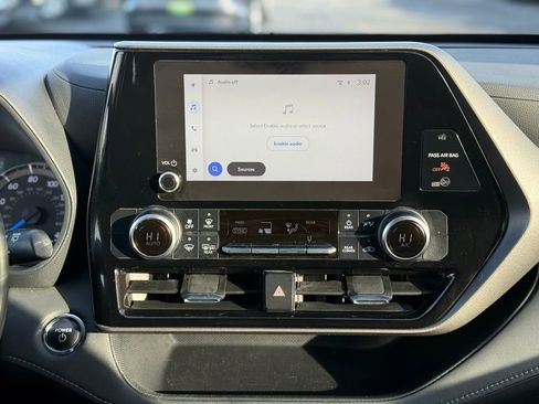 Used 2023 Toyota Highlander LE image 28