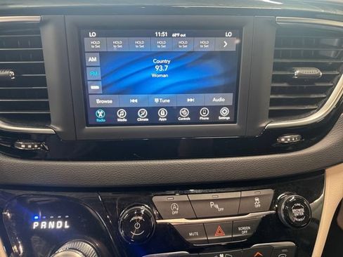 Used 2020 Chrysler Pacifica Touring w/ Cold Weather Group FWD image 6