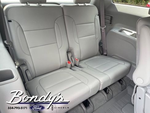 Used 2023 GMC Acadia SLT w/ Technology Package image 21