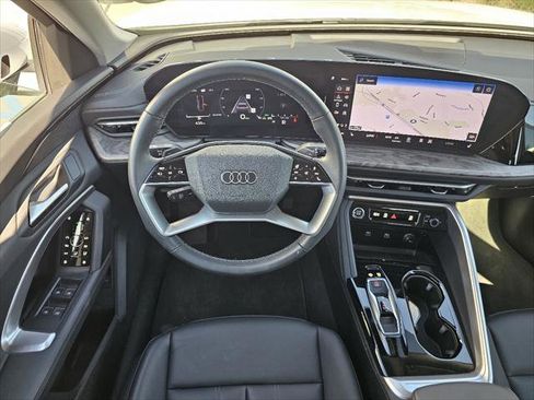 Used 2025 Audi Q5 Premium w/ Convenience Package image 5