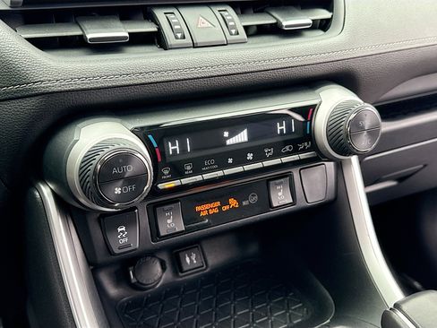 Used 2019 Toyota RAV4 XLE Premium image 11