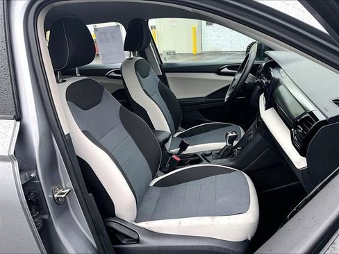 Used 2025 Volkswagen Taos S image 7