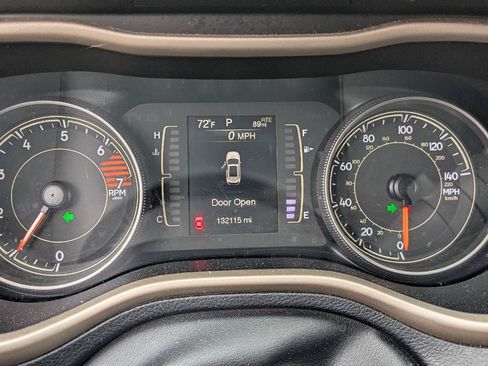 Used 2018 Jeep Cherokee Latitude FWD image 11