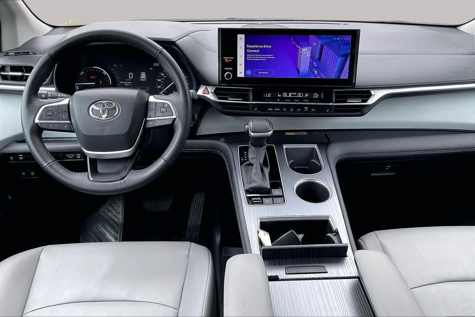 Used 2025 Toyota Sienna XLE FWD image 15
