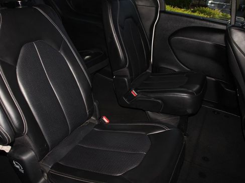 Used 2023 Chrysler Pacifica Touring-L w/ Uconnect Theater Family Group FWD image 27