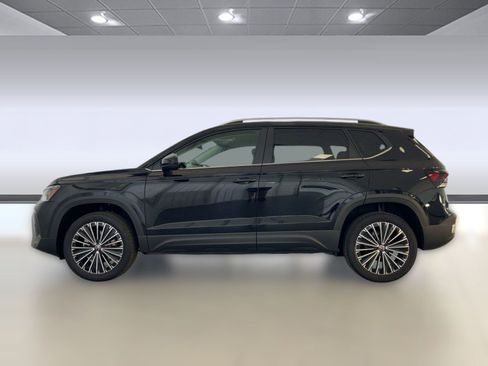 New 2026 Volkswagen Taos SE image 2