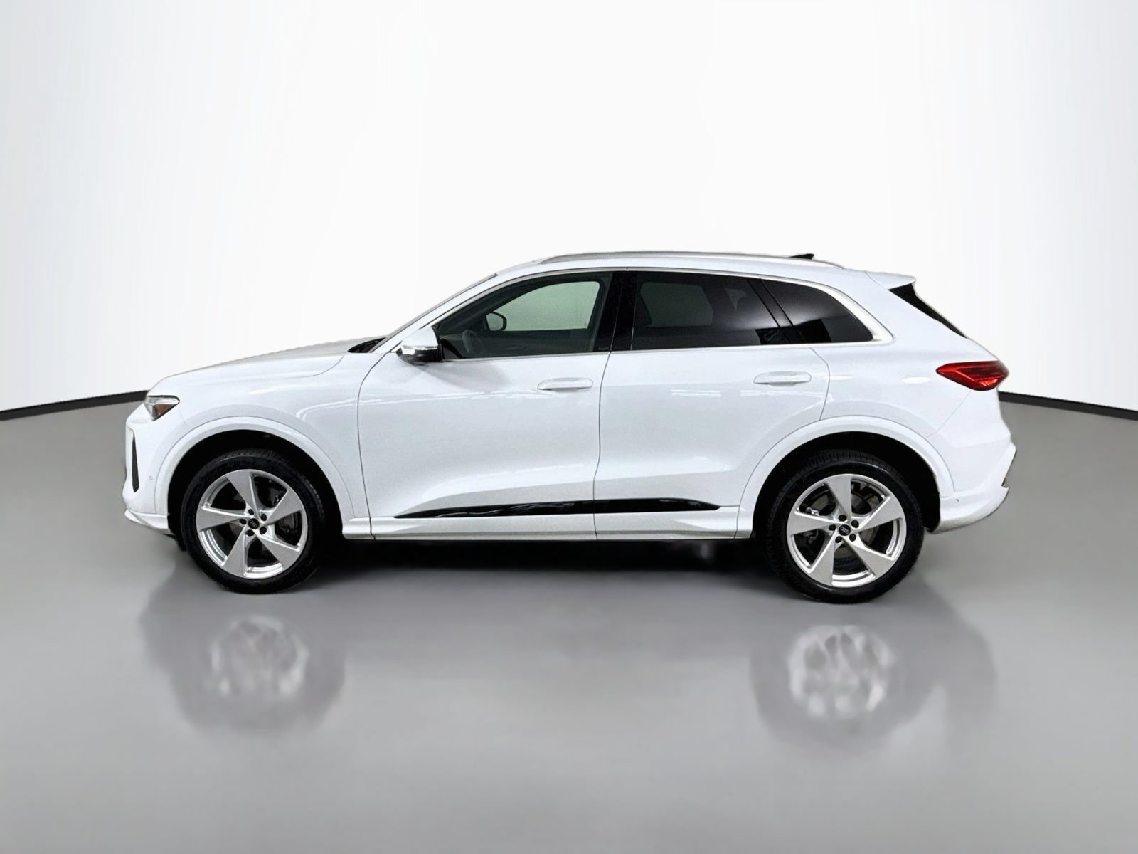 Certified 2025 Audi Q5 Premium w/ Premium Plus AWD/4WD image 2