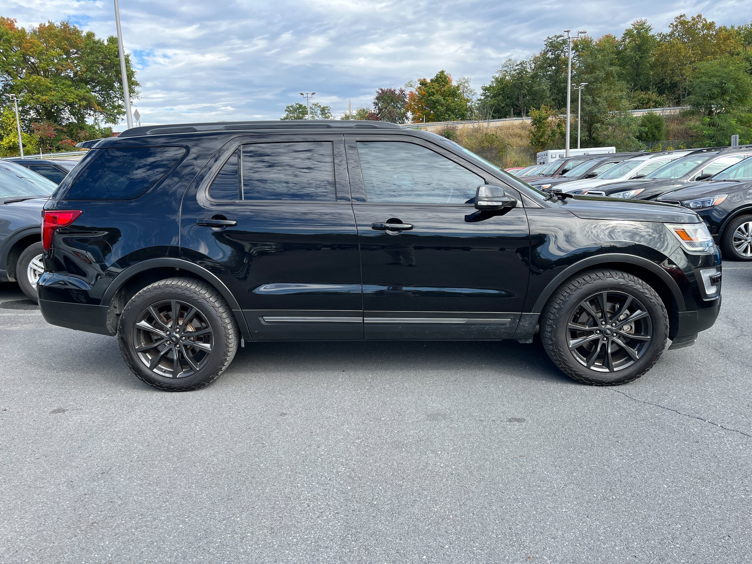 Certified 2017 Ford Explorer XLT w/ XLT Technology Feature Bundle AWD/4WD image 5