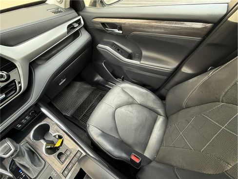 Used 2022 Toyota Highlander Platinum FWD image 11