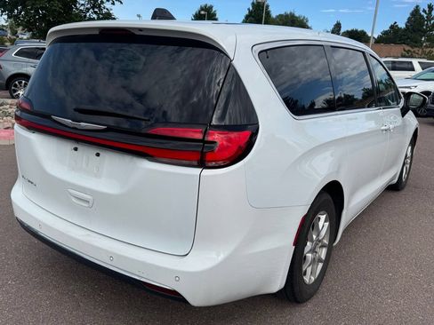 Used 2023 Chrysler Pacifica Touring-L FWD image 6