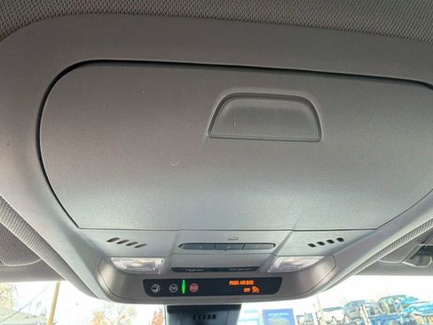 Used 2024 GMC Terrain SLT image 33