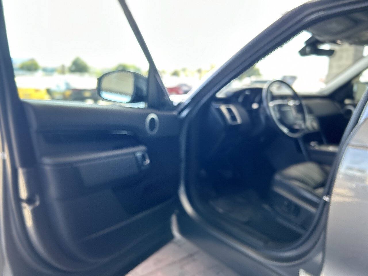 Used 2018 Land Rover Discovery SE AWD/4WD image 31