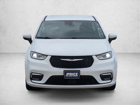 Used 2023 Chrysler Pacifica Touring-L FWD image 2