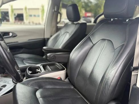 Used 2020 Chrysler Pacifica Touring-L FWD image 11