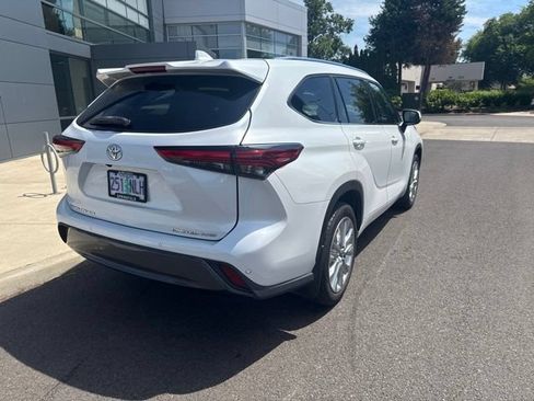 Used 2022 Toyota Highlander Limited AWD/4WD image 4