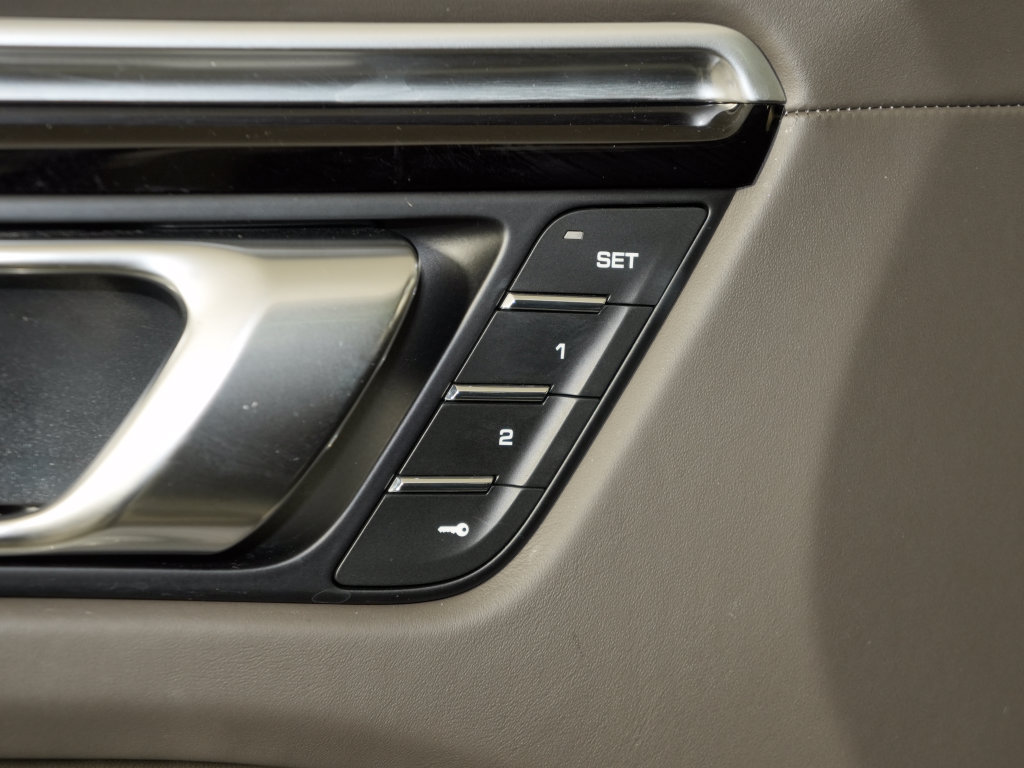 Certified 2023 Porsche Macan AWD/4WD image 18