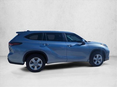 Used 2024 Toyota Highlander LE image 4