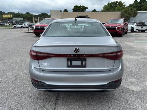 Certified 2025 Volkswagen Jetta SE FWD image 7