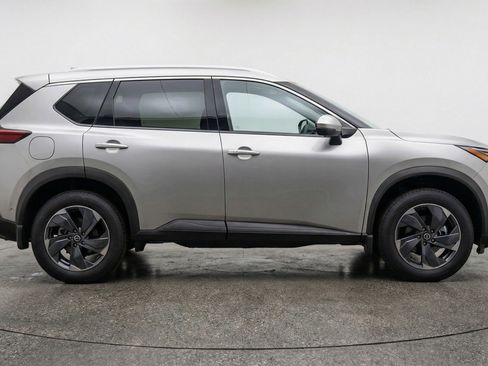 Used 2025 Nissan Rogue SV image 11