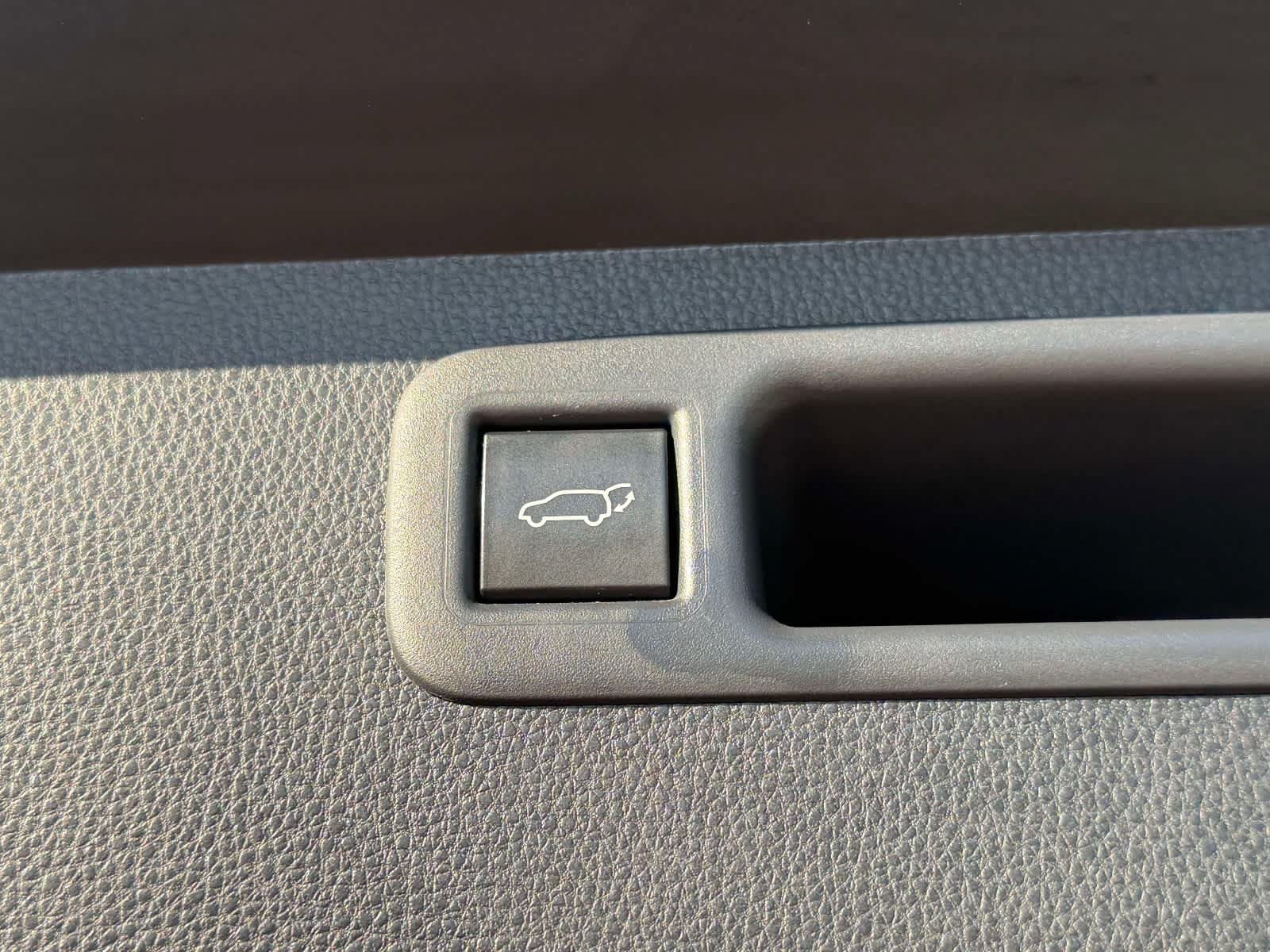 Used 2020 Toyota Highlander XLE AWD/4WD image 9