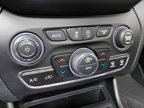 Used 2022 Jeep Cherokee Limited AWD/4WD image 31