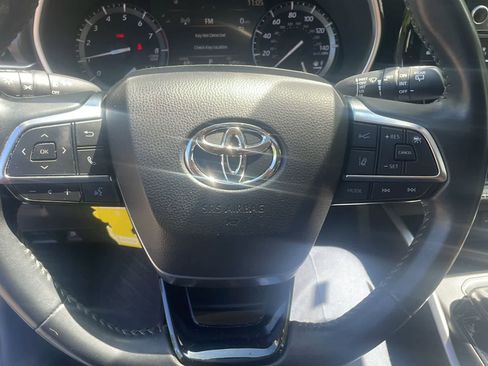 Used 2021 Toyota Highlander XLE AWD/4WD image 16