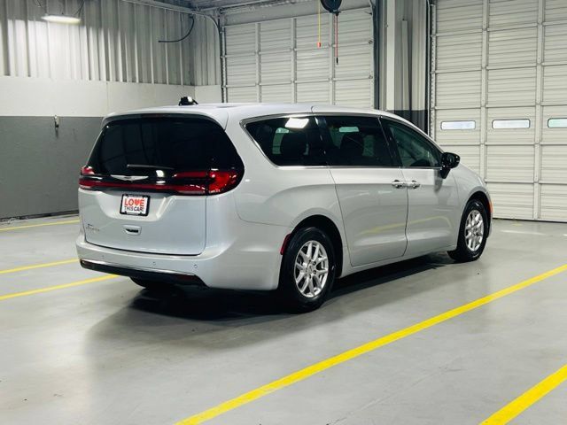 Used 2024 Chrysler Pacifica Touring-L FWD image 19