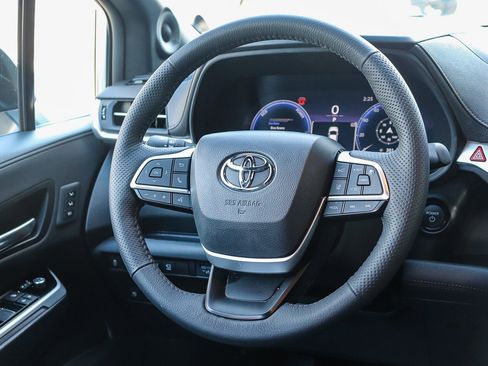 Used 2025 Toyota Sienna Platinum image 16