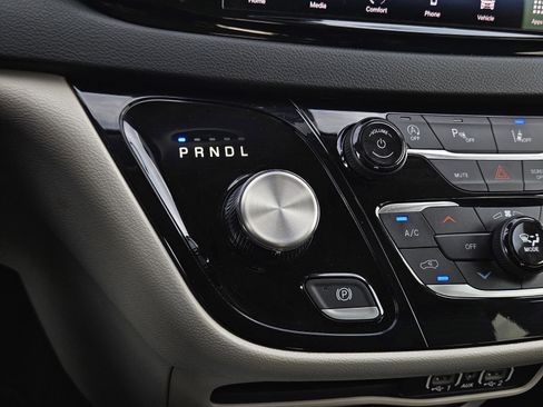 Used 2023 Chrysler Pacifica Touring-L image 22