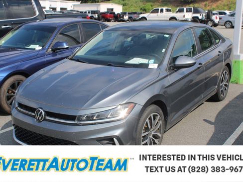 Used 2025 Volkswagen Jetta SE FWD image 1
