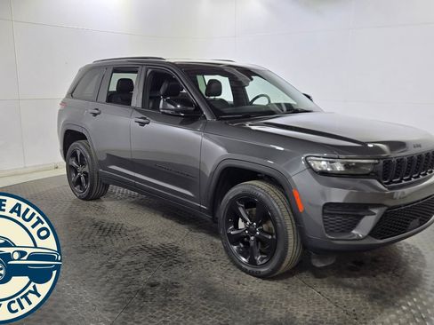 Used 2023 Jeep Grand Cherokee Altitude image 1