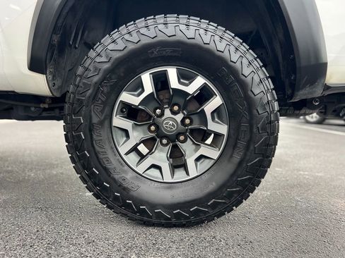 Used 2018 Toyota Tacoma TRD Off-Road w/ Technology Package image 27