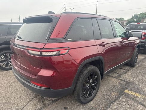 Used 2024 Jeep Grand Cherokee Altitude AWD/4WD image 2