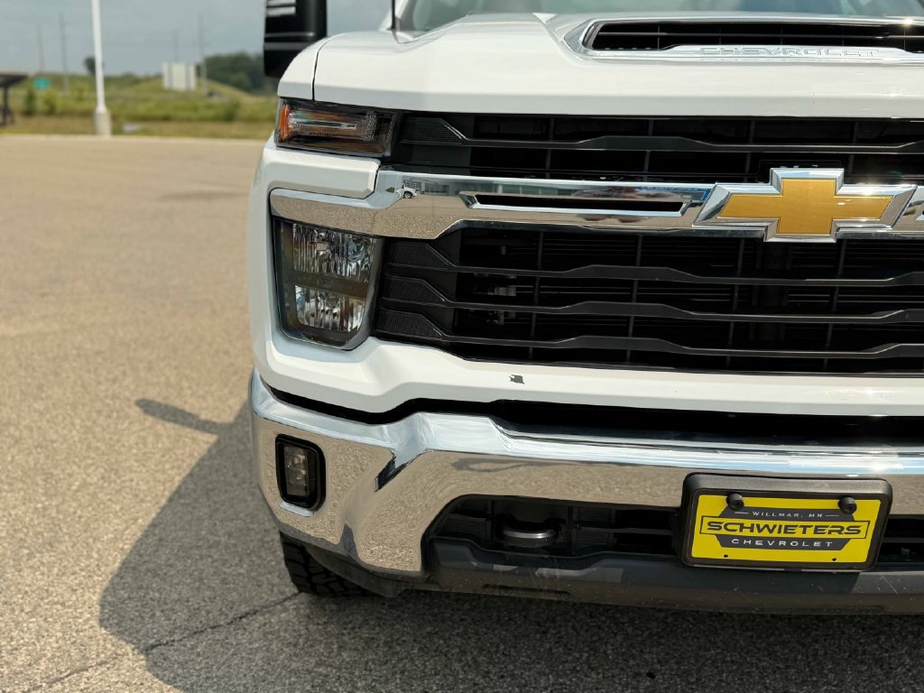 Used 2025 Chevrolet Silverado 2500 LT w/ Convenience Package AWD/4WD image 4