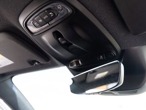 Used 2022 Volvo XC40 T5 R-Design image 24