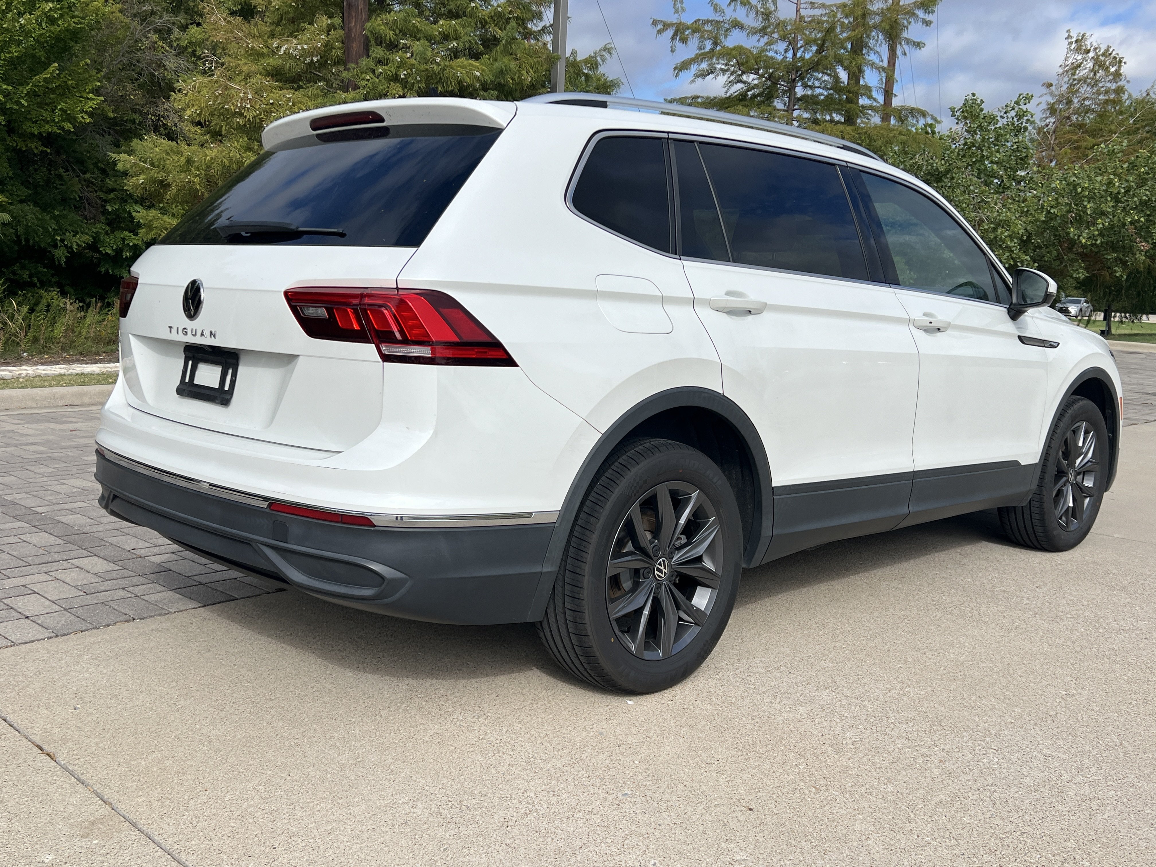 Used 2023 Volkswagen Tiguan SE w/ Panoramic Sunroof Package FWD image 9