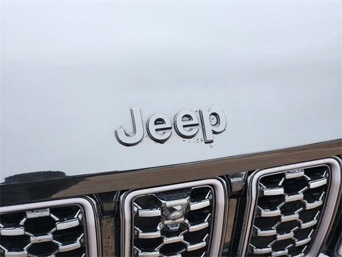 Certified 2025 Jeep Grand Cherokee L Summit w/ Obsidian Package image 11