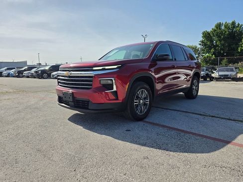 Used 2025 Chevrolet Traverse LT w/ Driver Confidence Package FWD image 3