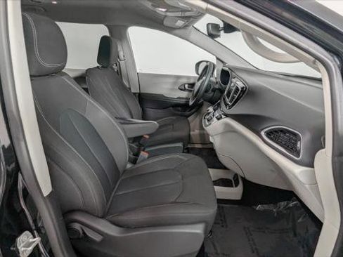Used 2023 Chrysler Voyager LX image 23