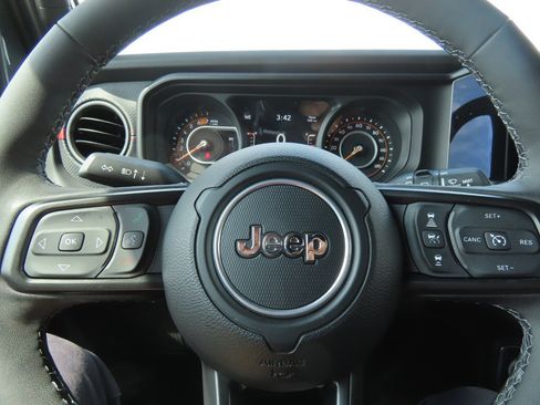 Used 2025 Jeep Wrangler Unlimited Rubicon AWD/4WD image 27