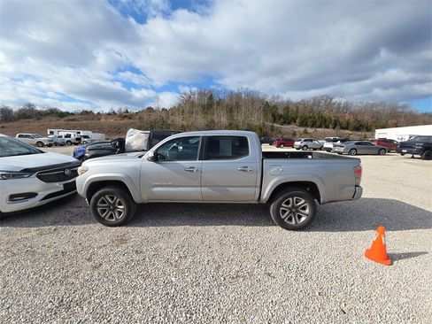 Used 2017 Toyota Tacoma Limited image 4