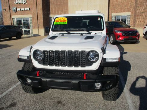 Used 2024 Jeep Wrangler Rubicon image 2
